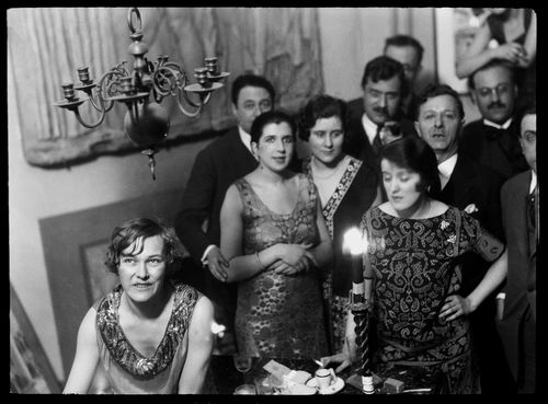 Portrait de groupe d'invités lors d'une soirée au studio d'Ernest Cormier, Montréal