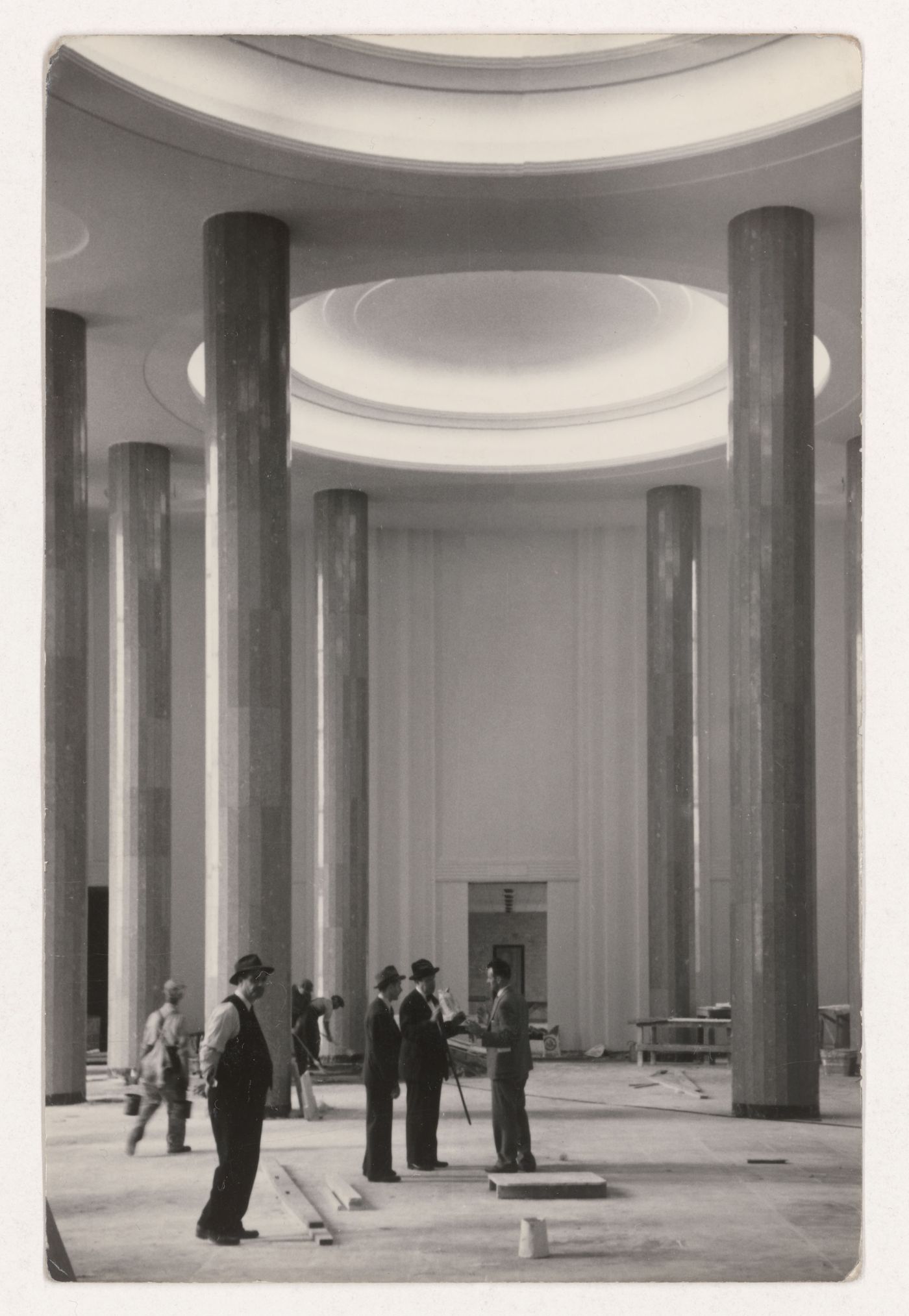 Ernest Cormier au chantier du vestibule d'honneur, pavillon principal de l'Université de Montréal, Montréal, Québec