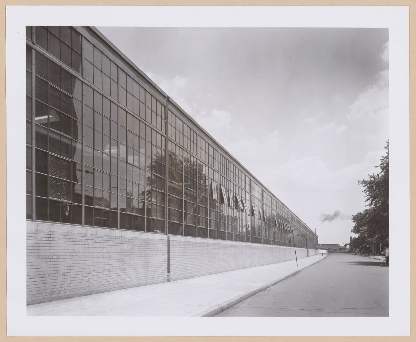 View of the lateral façade of the Sales and Service Building, Chrysler Corporation Plymouth and DeSoto divisions, Terminal Street [?], Detroit, Michigan