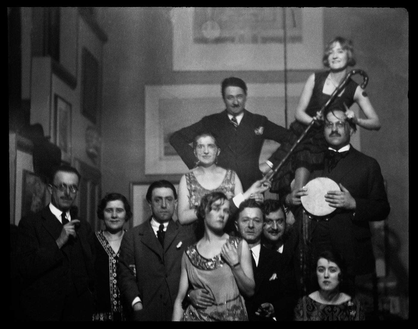 Portrait de groupe d'invités lors d'une soirée au studio d'Ernest Cormier, Montréal