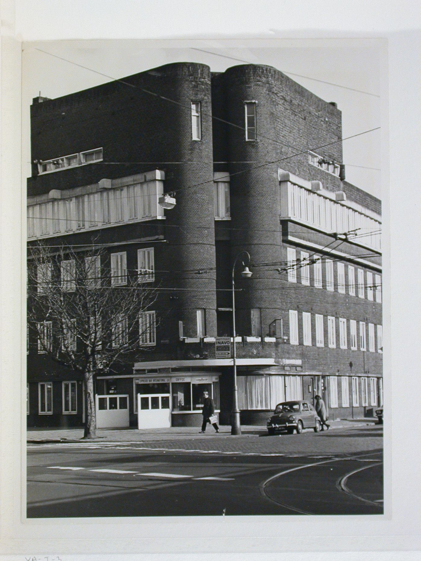 Exterior view, housing black corner of insulindeweg and clelbesstraat, with expresso bar international, Amsterdam, Netherlands