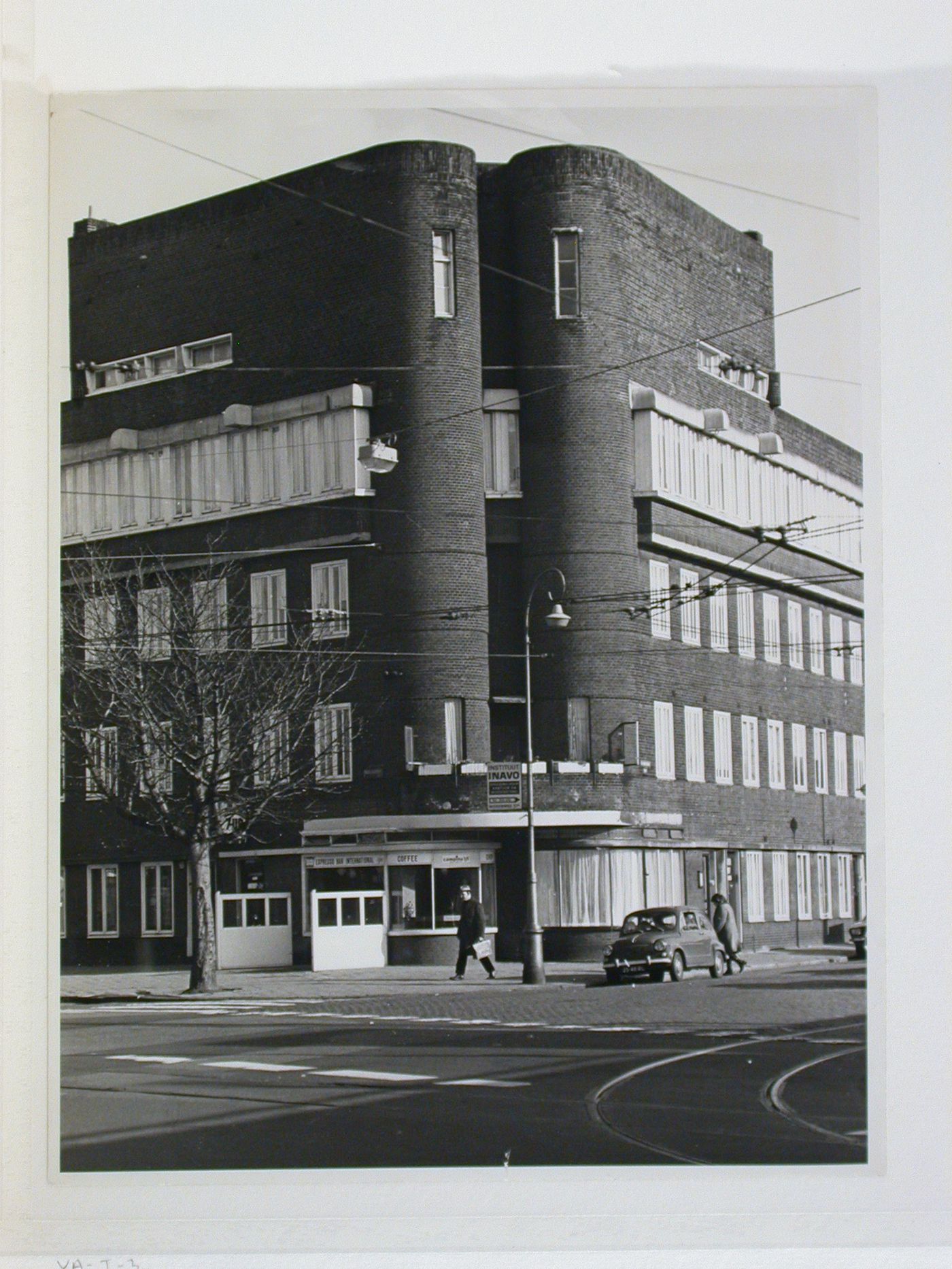 Exterior view, housing black corner of insulindeweg and clelbesstraat, with expresso bar international, Amsterdam, Netherlands