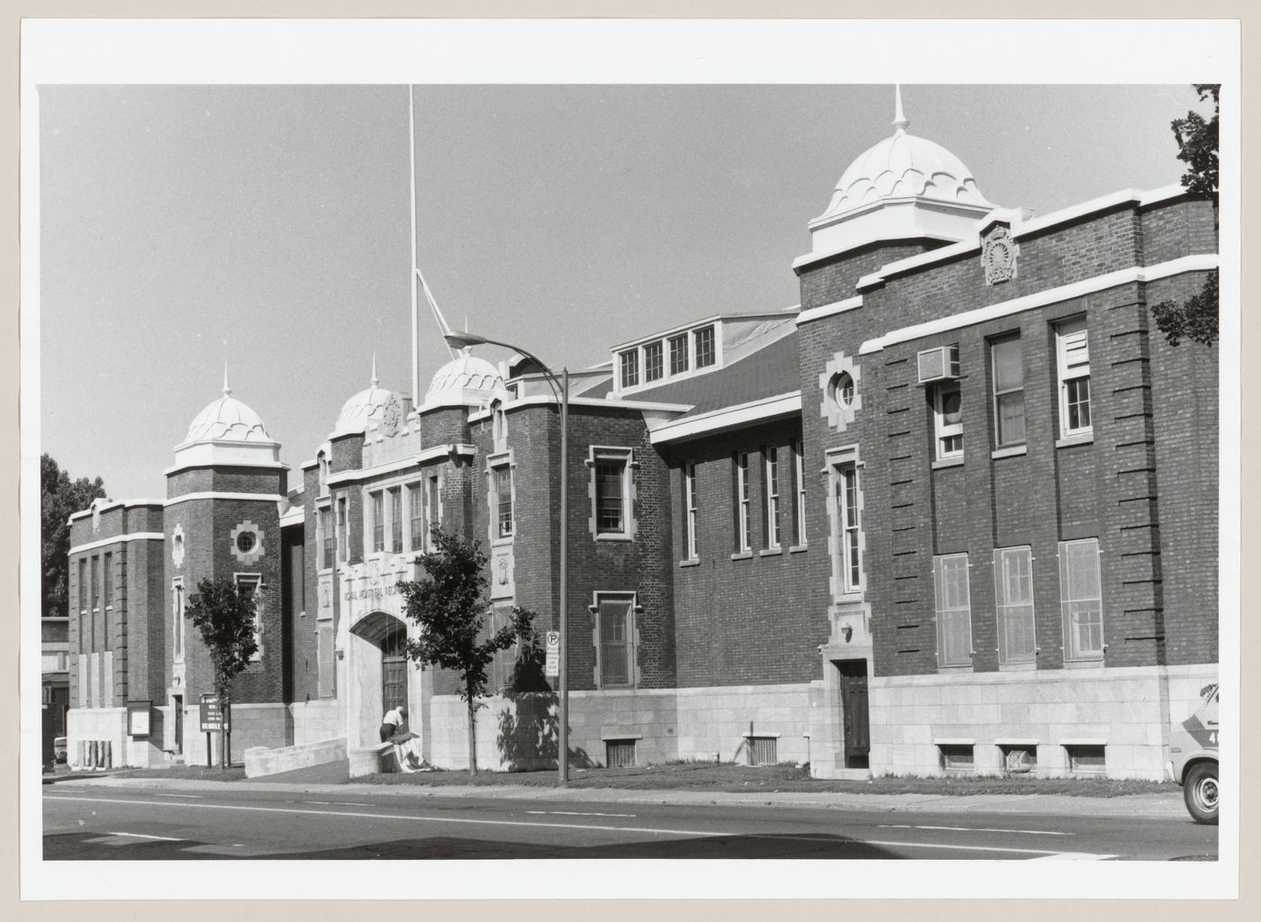 View of the principal façade of the Royal Montreal Regiment (R.M.R.) Armouries, 4625 Sainte-Catherine Street, Westmount, Québec
