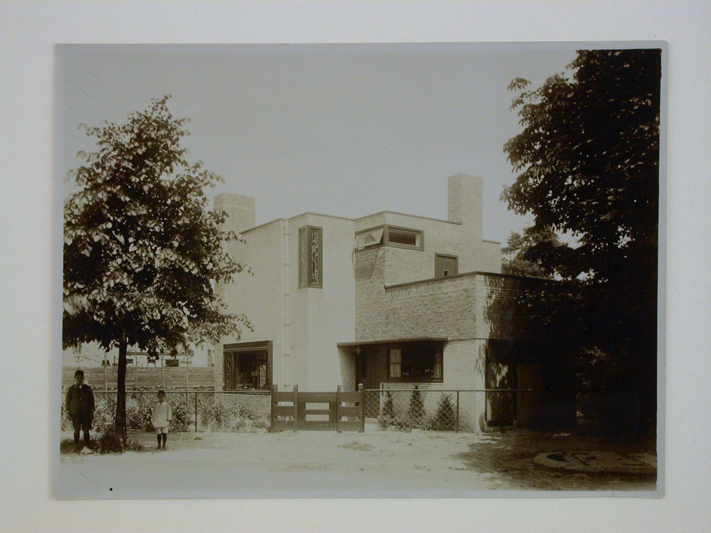 View of the principal and lateral façades of Woonhuis 't Fort' ['t Fort' House] with children posed on the left, Iordenstraat 77, Haarlem, Netherlands