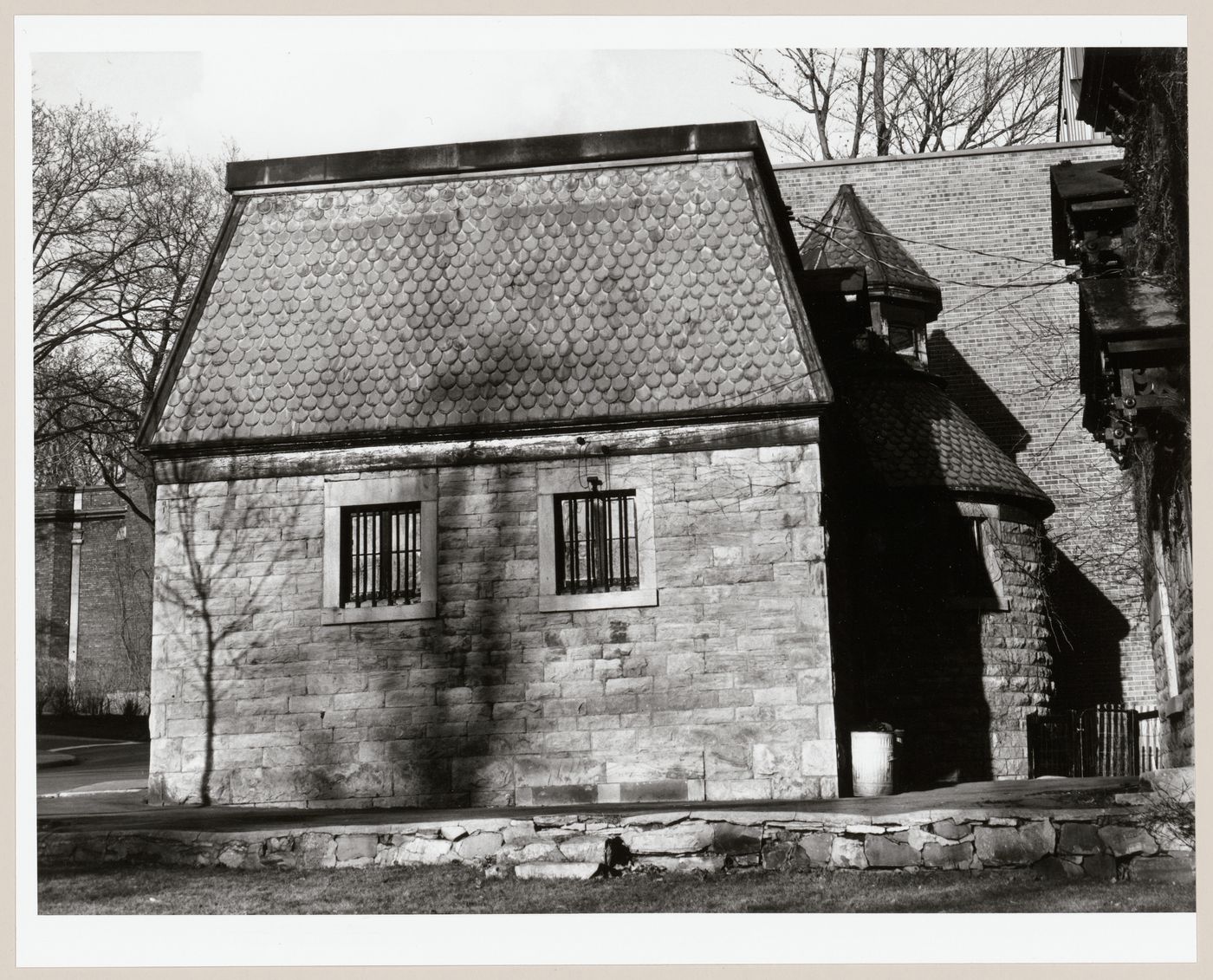 View of the garage (formerly a stable), 85 Churchill Avenue, Westmount, Québec