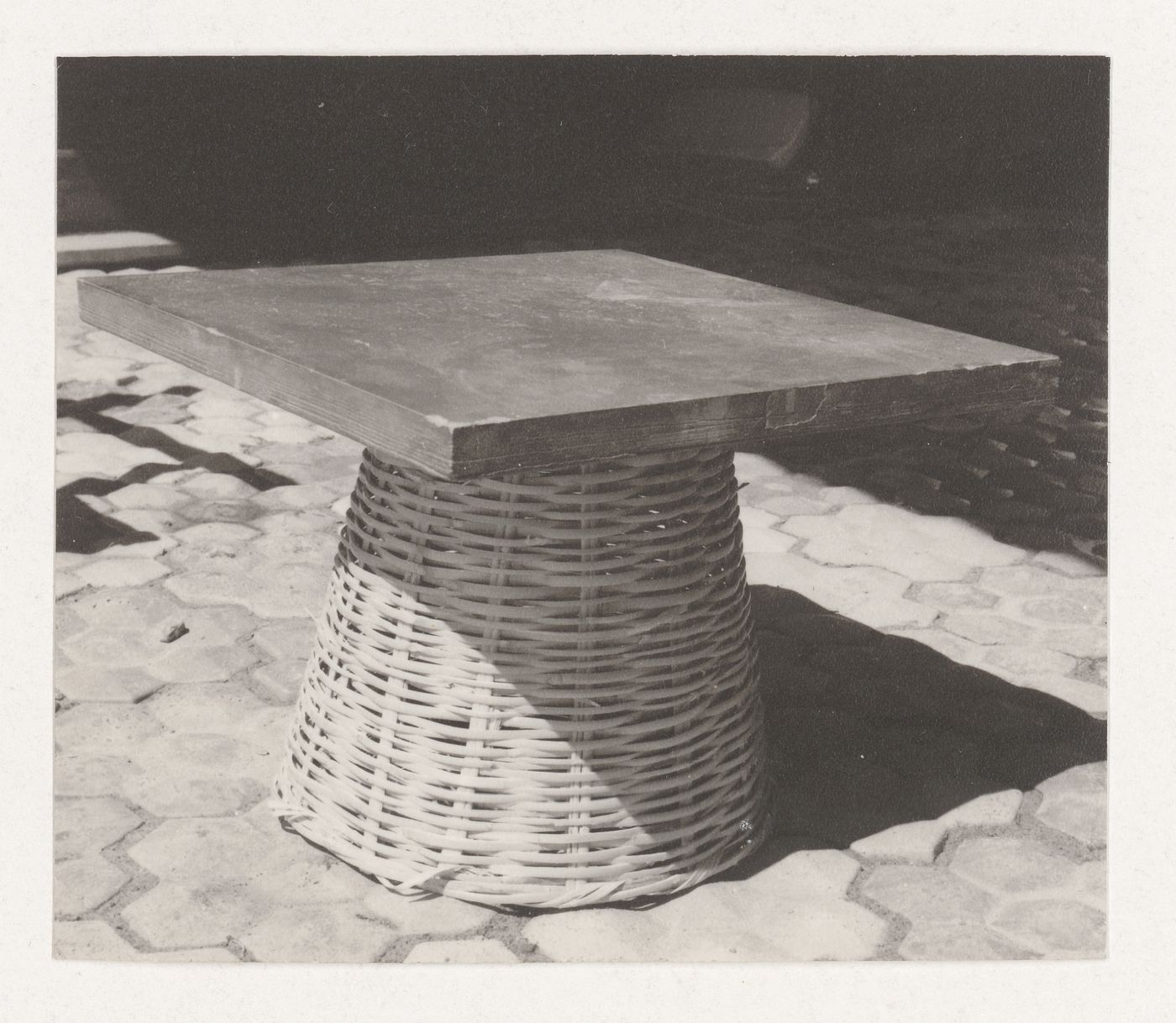 Table with top made of sulphur concrete