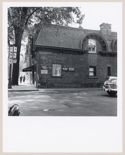 Bâtiment commercial, au coin d'une rue, Montréal, Québec