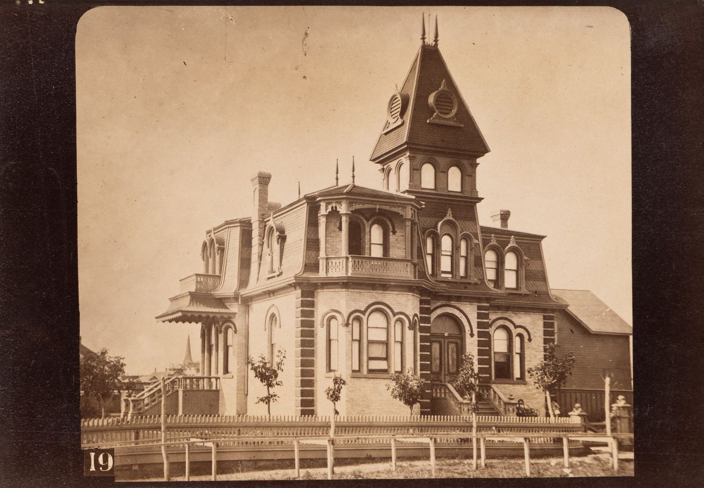 View of the principal and lateral façades of Pile of Bones Villa, Winnipeg, Manitoba, Canada