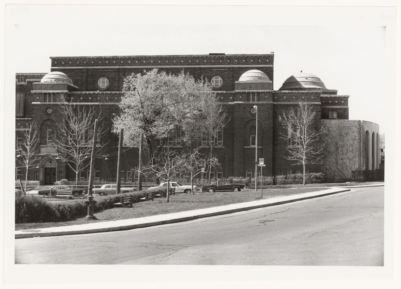 View of the lateral façade of Shaar Hashamayim Synagogue, 450 Kensington Avenue, Westmount, Québec