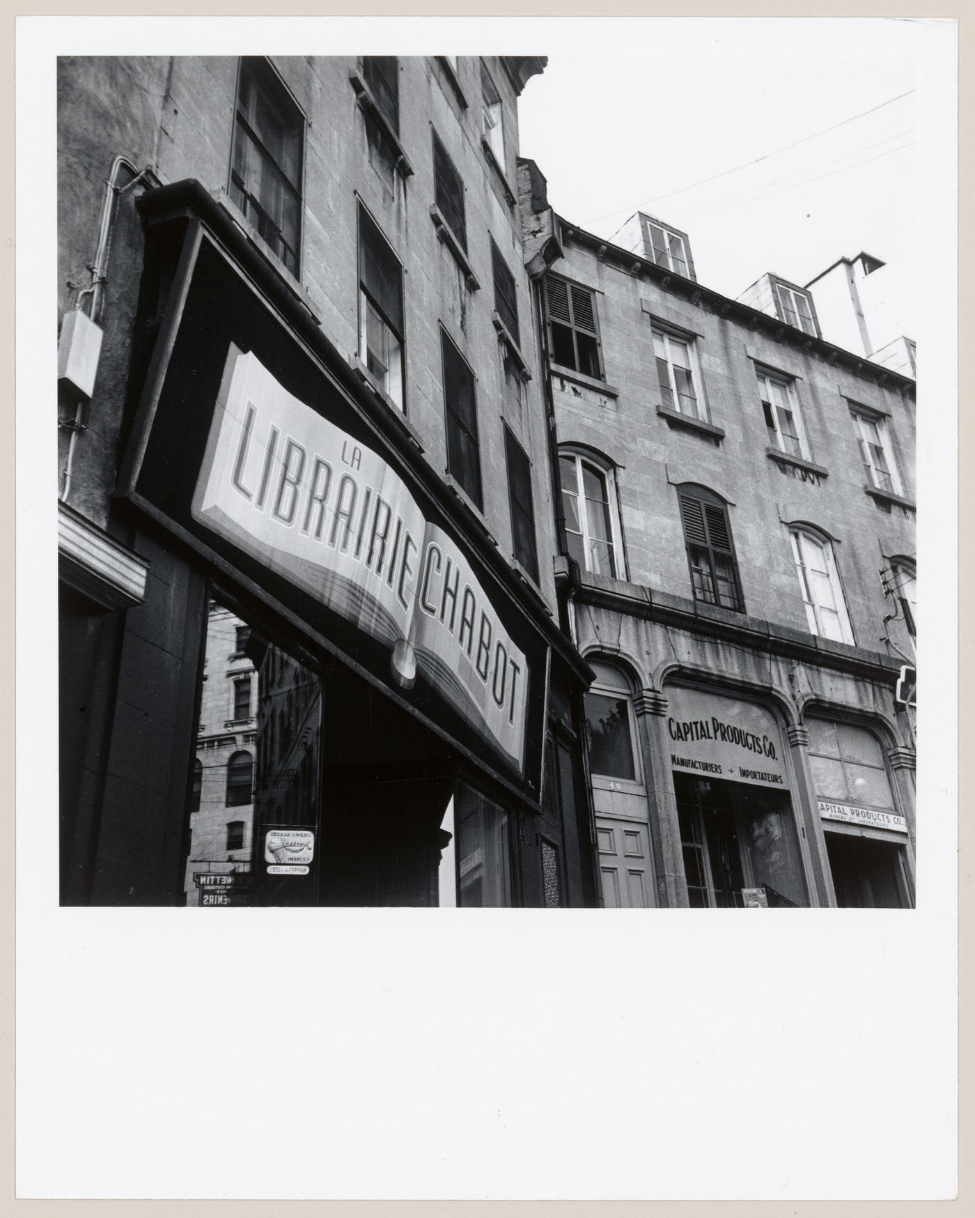 Enseigne de la Librairie Chabot et bâtiments commerciaux, côte de la Montagne, Vieux-Québec, Québec