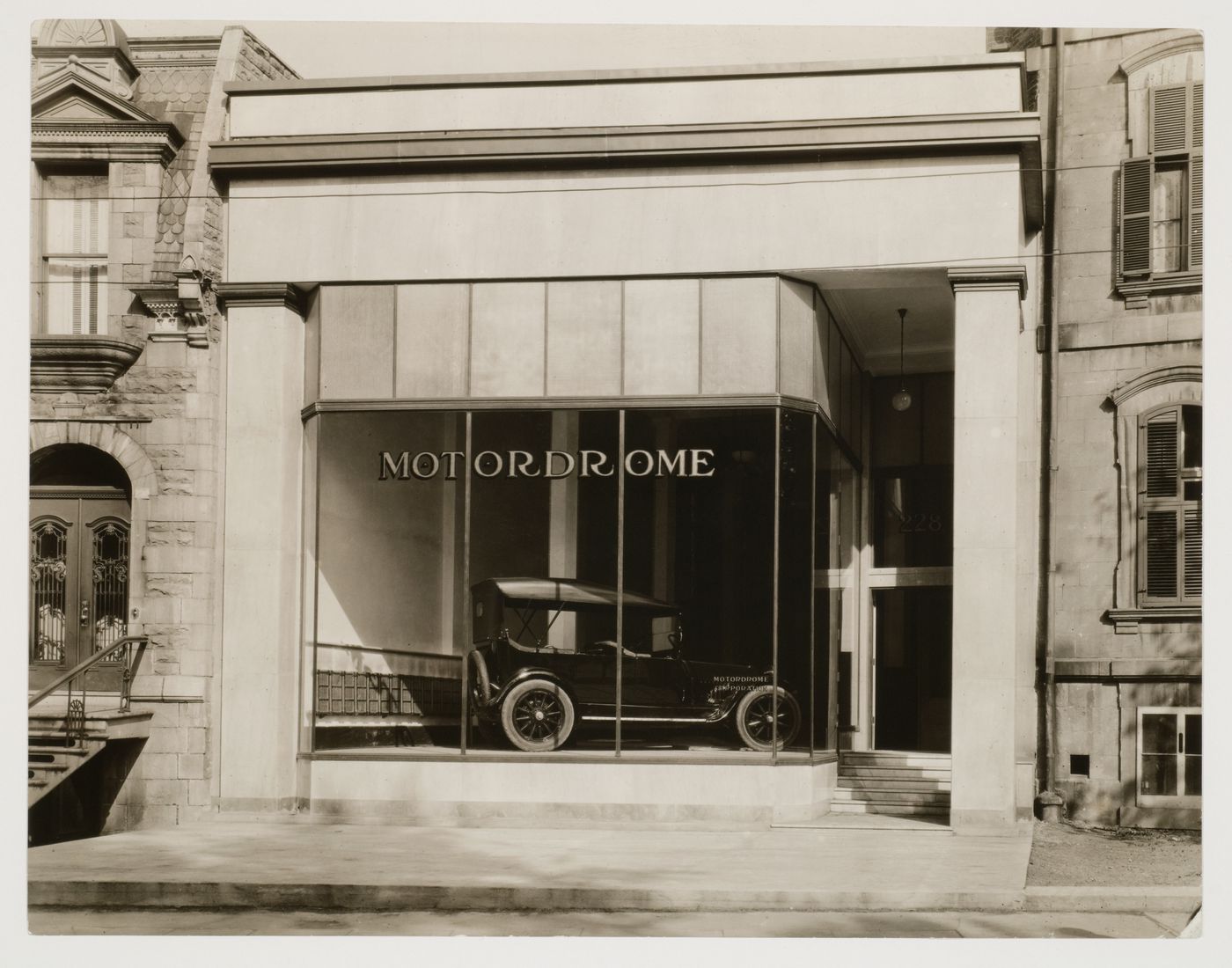 Vue de la façade principale du Motordrome, Garage de la Montée du Zouave, Montréal, Canada