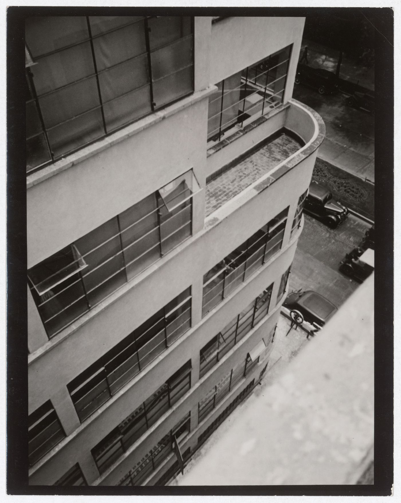 View of the front courtyard, 30 avenue Juarez