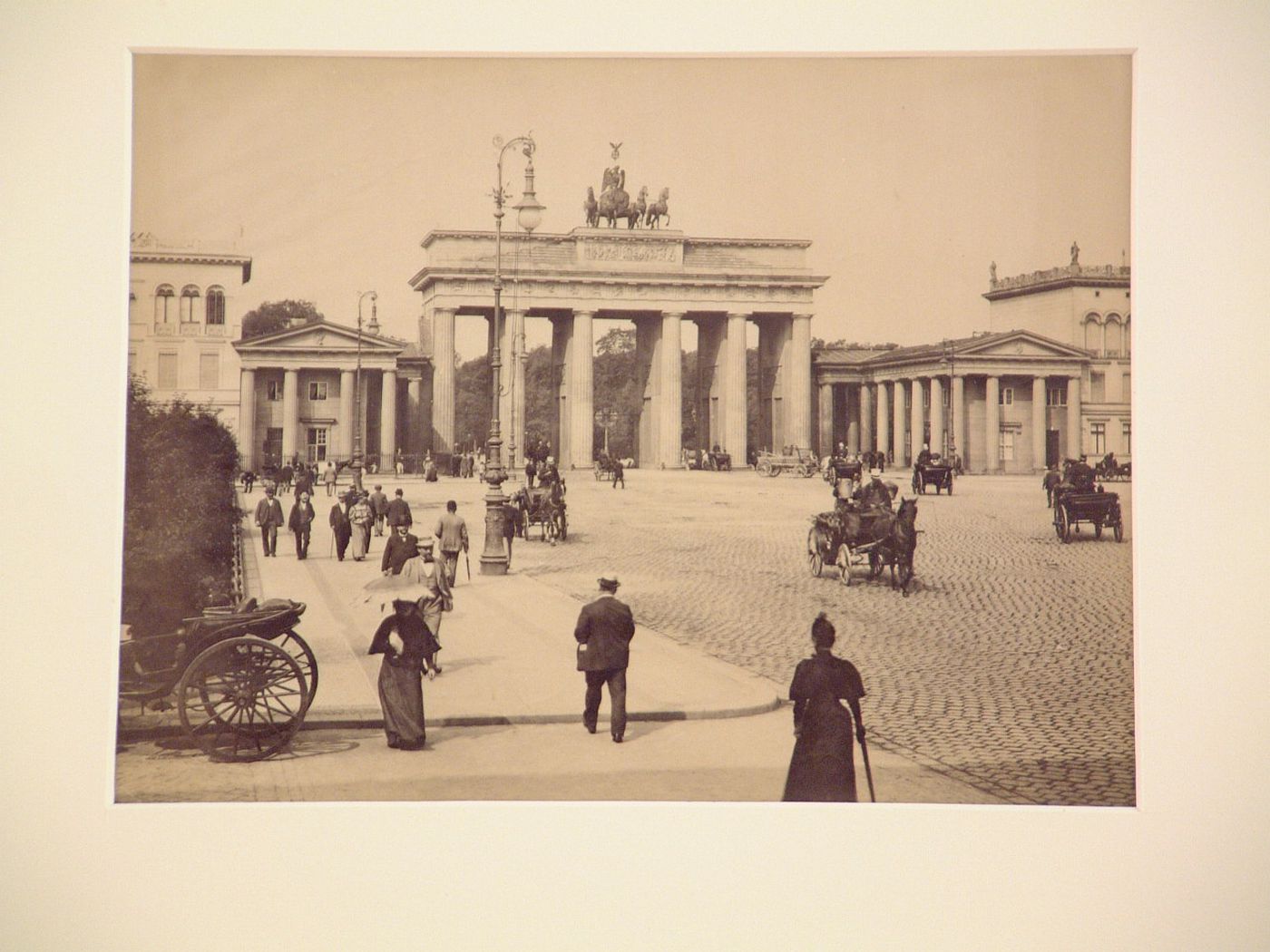 View of the Branderburger Tor and Pariser Platz from the east, Berlin, Germany