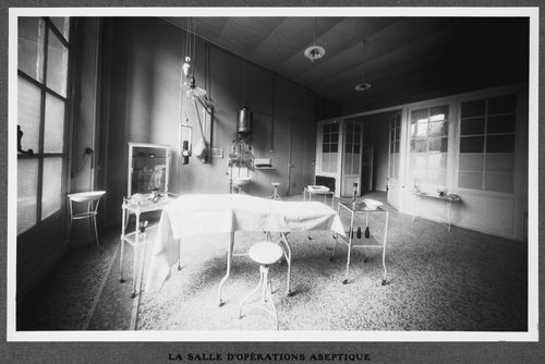 Interior view of aseptic surgical operation room in the military hospital housed in the Grand Palais during World War I, Paris, France
