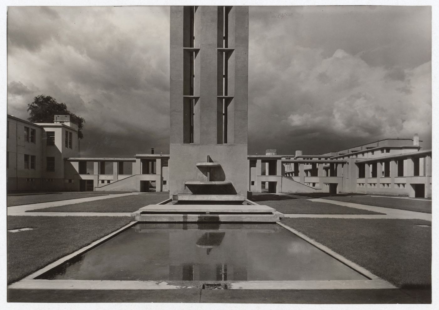 View of the courtyard of the Sanatorio Antituberculoso, Huipulco, Tlalpan, D.F