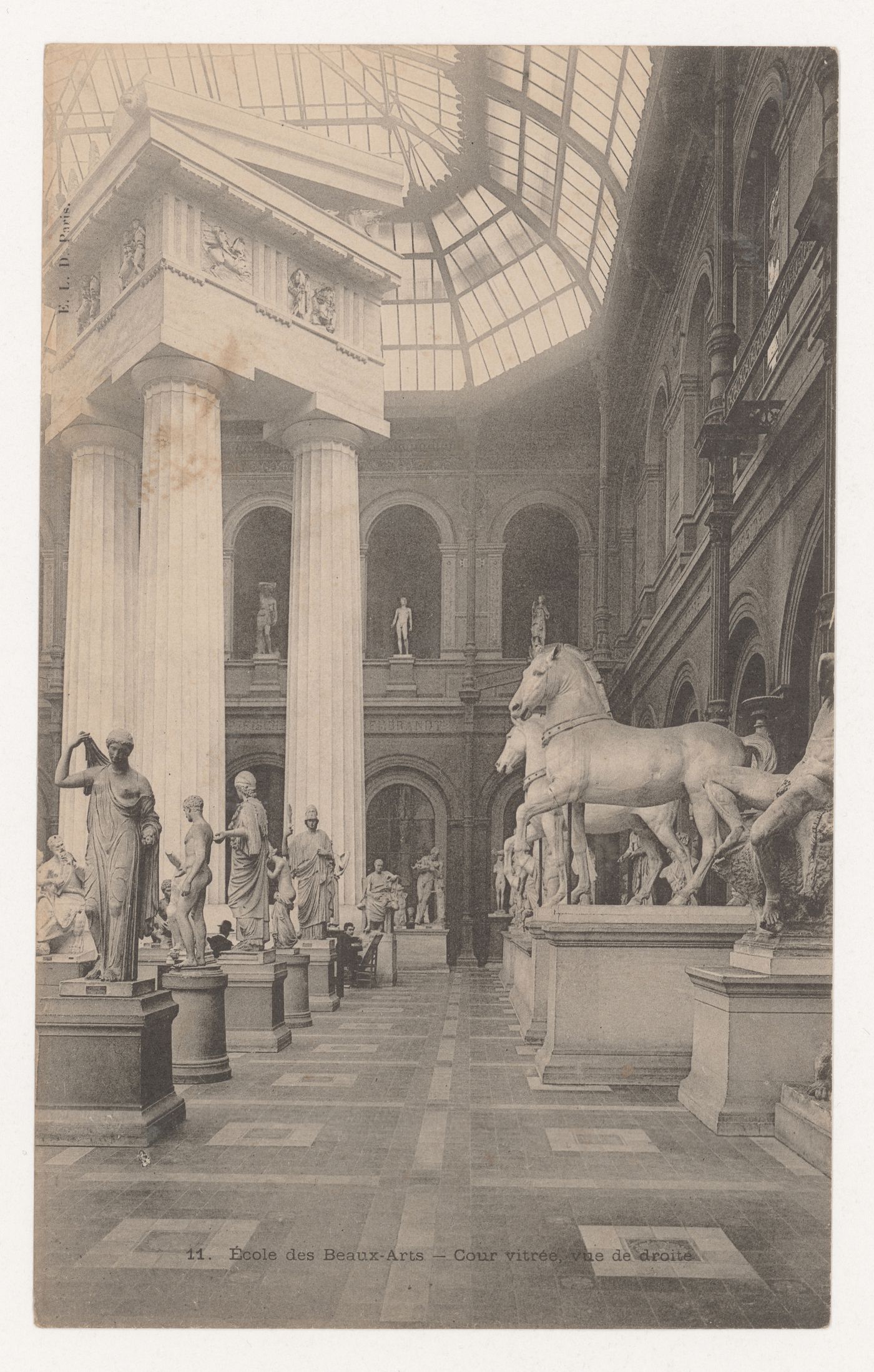 Carte postale de la cour vitrée de l'École des beaux-arts, Paris, France