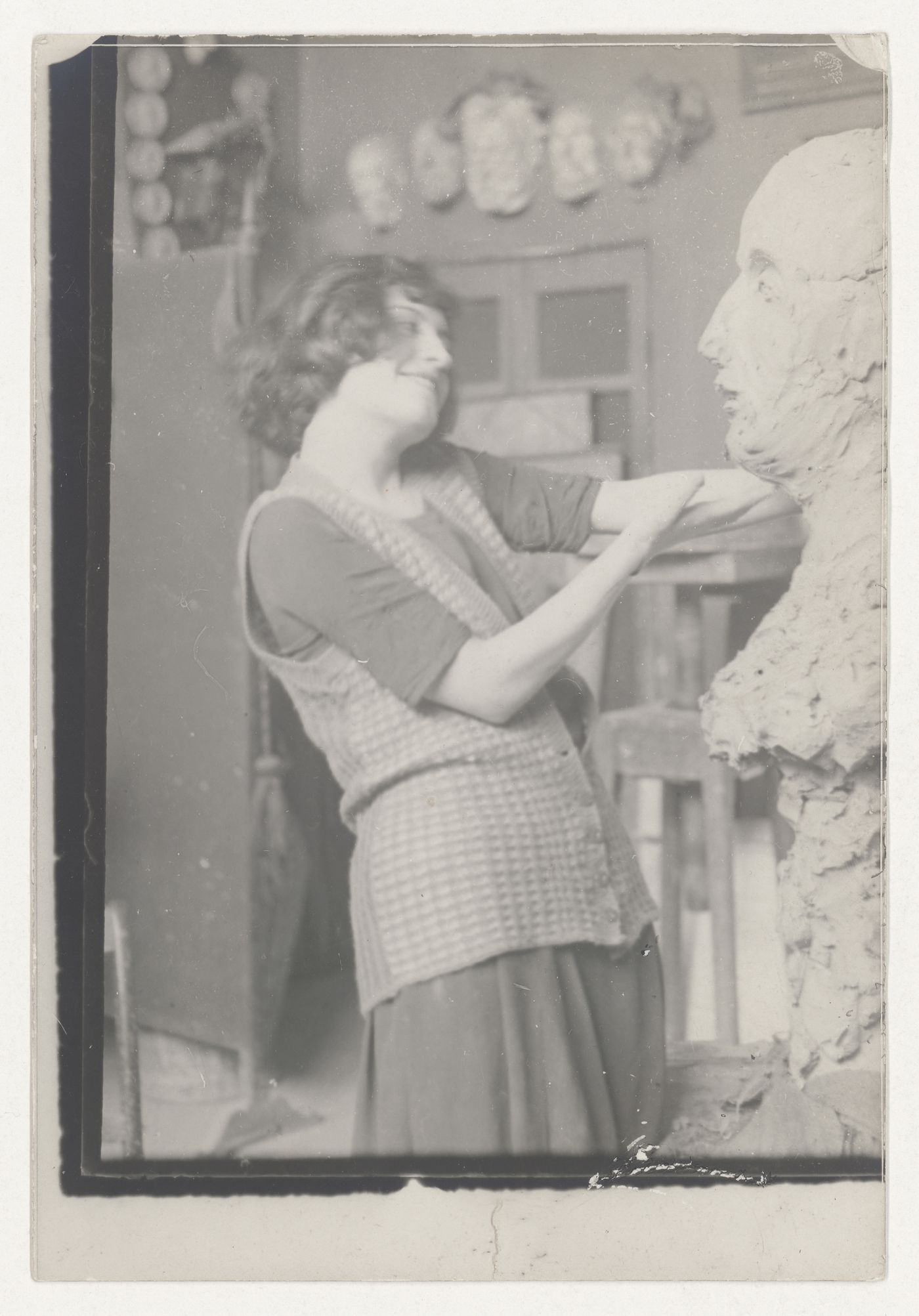 Portrait de Clorinthe ou Cécile Perron sculptant un buste dans un atelier