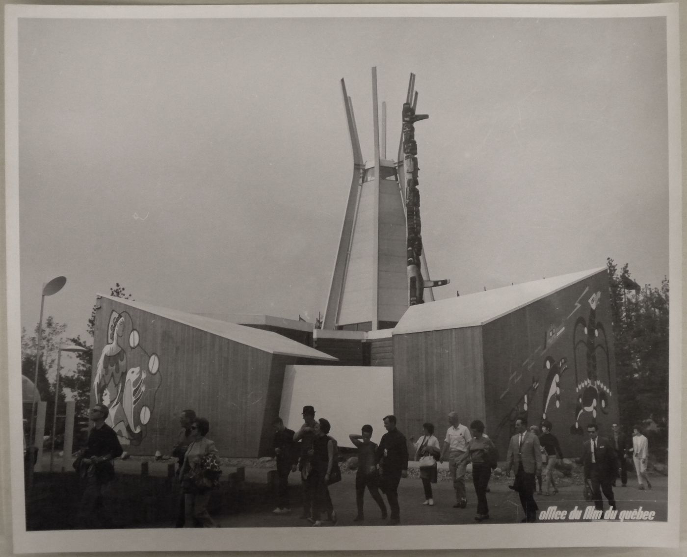 View of the Indians of Canada Pavilion with the Totem Kwakiutl created by Tony and Henry Hunt, Expo 67, Montréal, Québec