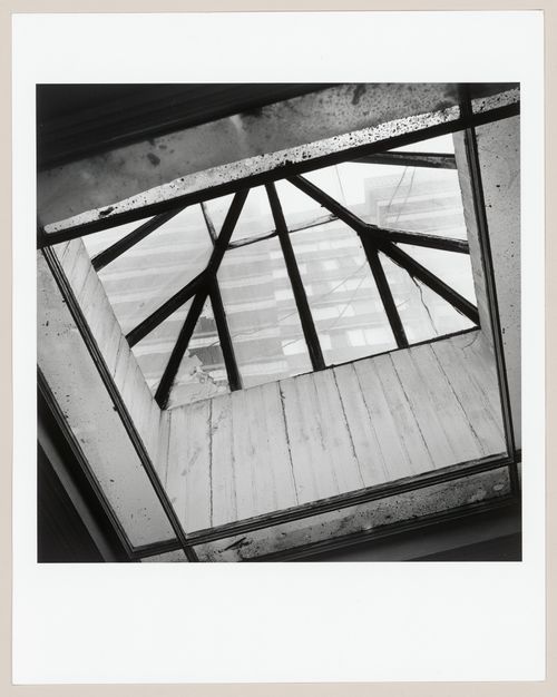 Interior view of the second floor bathroom skylight of Slessor House, 1538 avenue Dr. Penfield, Montréal, Québec