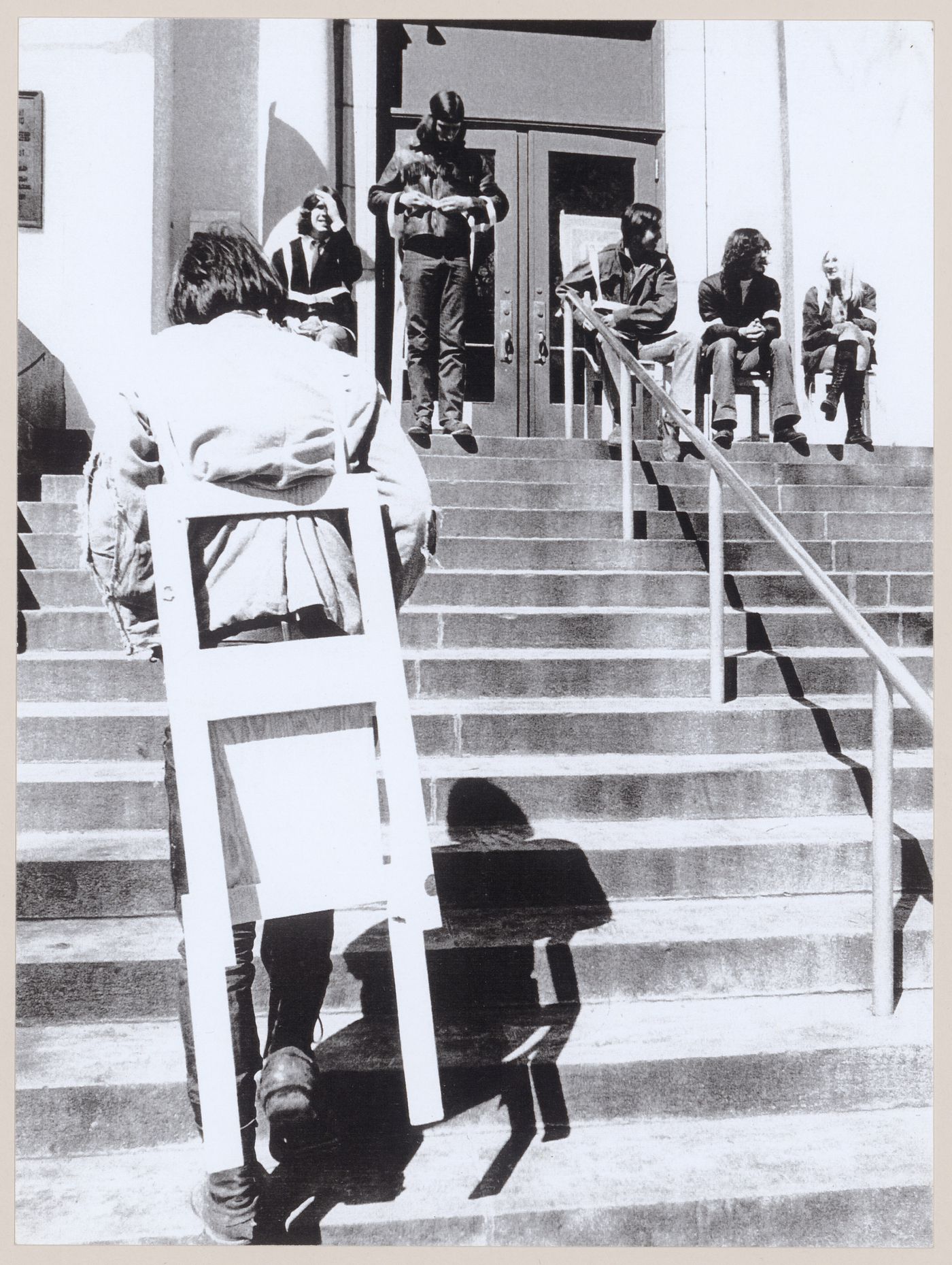 Photograph of students on front steps for Vestirsi Di Siede