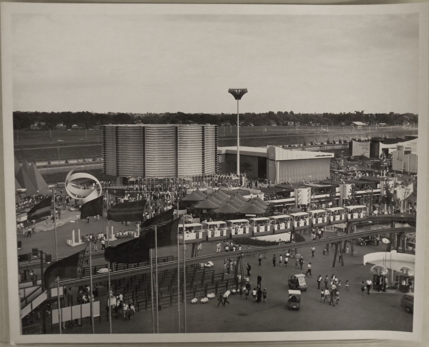 View of the Canadian Pacific-Cominco Pavilion with the minirail in foreground, Expo 67, Montréal, Québec