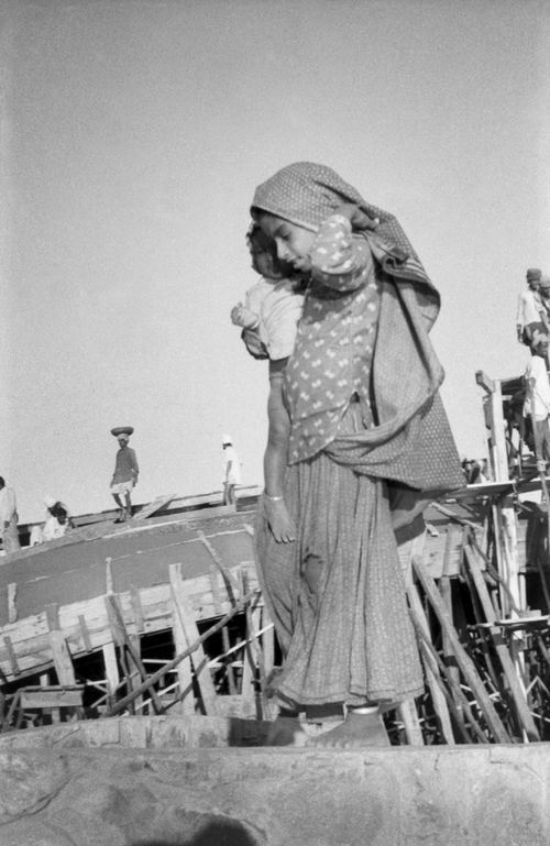 Portrait d'une jeune fille et d'un enfant montrant en arrière plan le State Trading Corporation Pavilion en construction, World Agriculture Fair, New Delhi, Inde