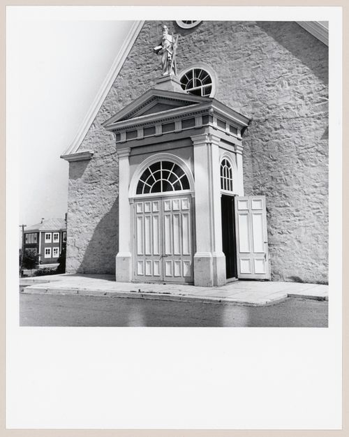Entrée de l'église de Saint-André-de-Kamouraska, Québec