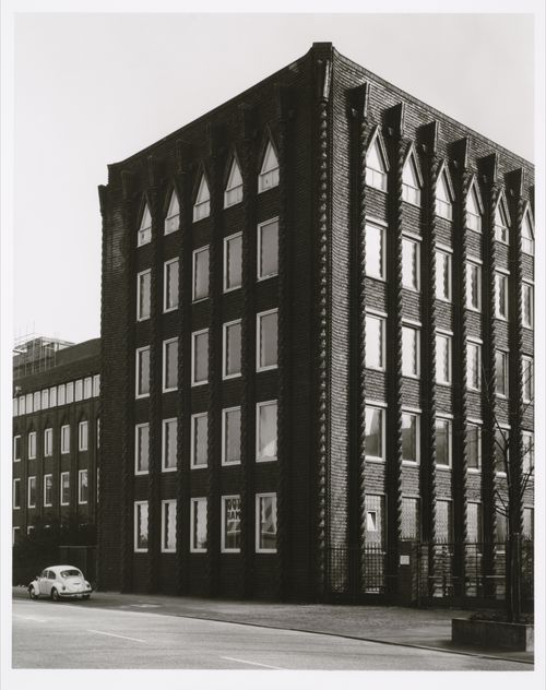 View of the principal and lateral façades of Zigarettenfabrik Reemtsma [Reemtsma Cigarette Factory], Wandsbek, Hamburg, Germany