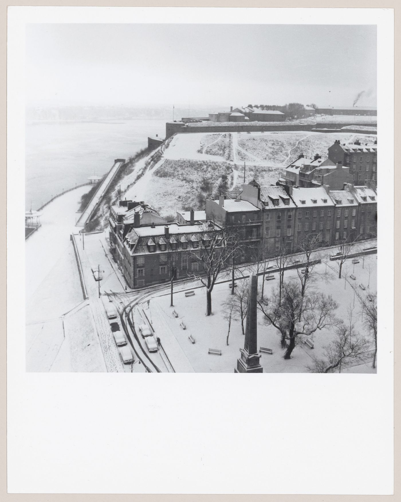 Vue panoramique du parc des Gouverneurs, de la terrasse Dufferin et de la Citadelle depuis les toitures du Château Frontenac en hiver, Vieux-Québec, Québec