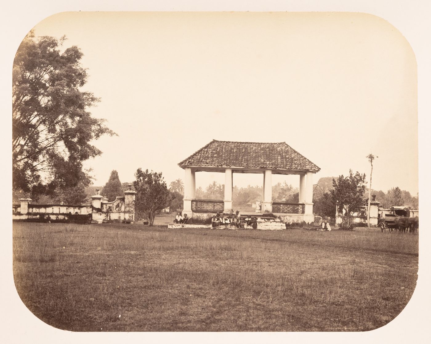 View of a pavilion-like building, walls and people, Tjiandjur (now Cianjur), Dutch East Indies (now Indonesia)