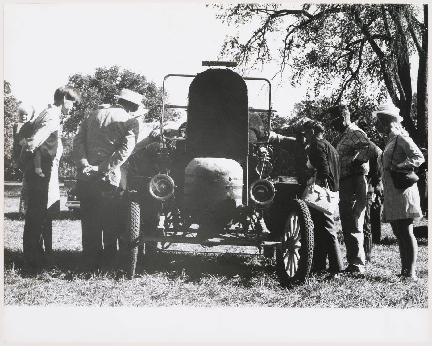 Anarchitecture (people examining old car)