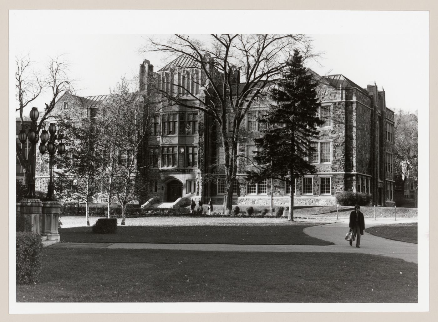 View of the principal façade of Selwyn House School, 95 chemin de la Côte-Saint-Antoine, Westmount, Québec