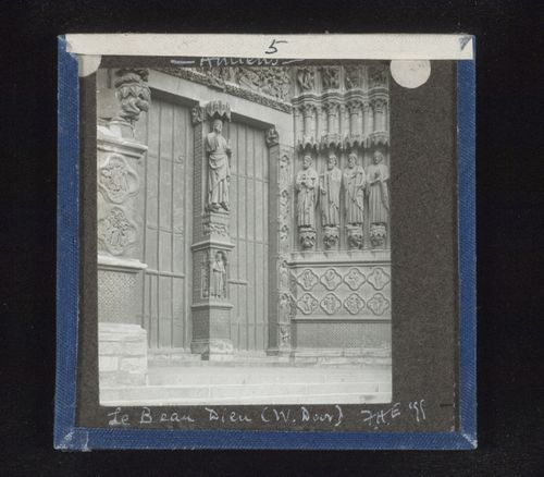 Detail view of west portal with Beau Dieu d’Amiens, Cathédrale d’Amiens, Amiens, France