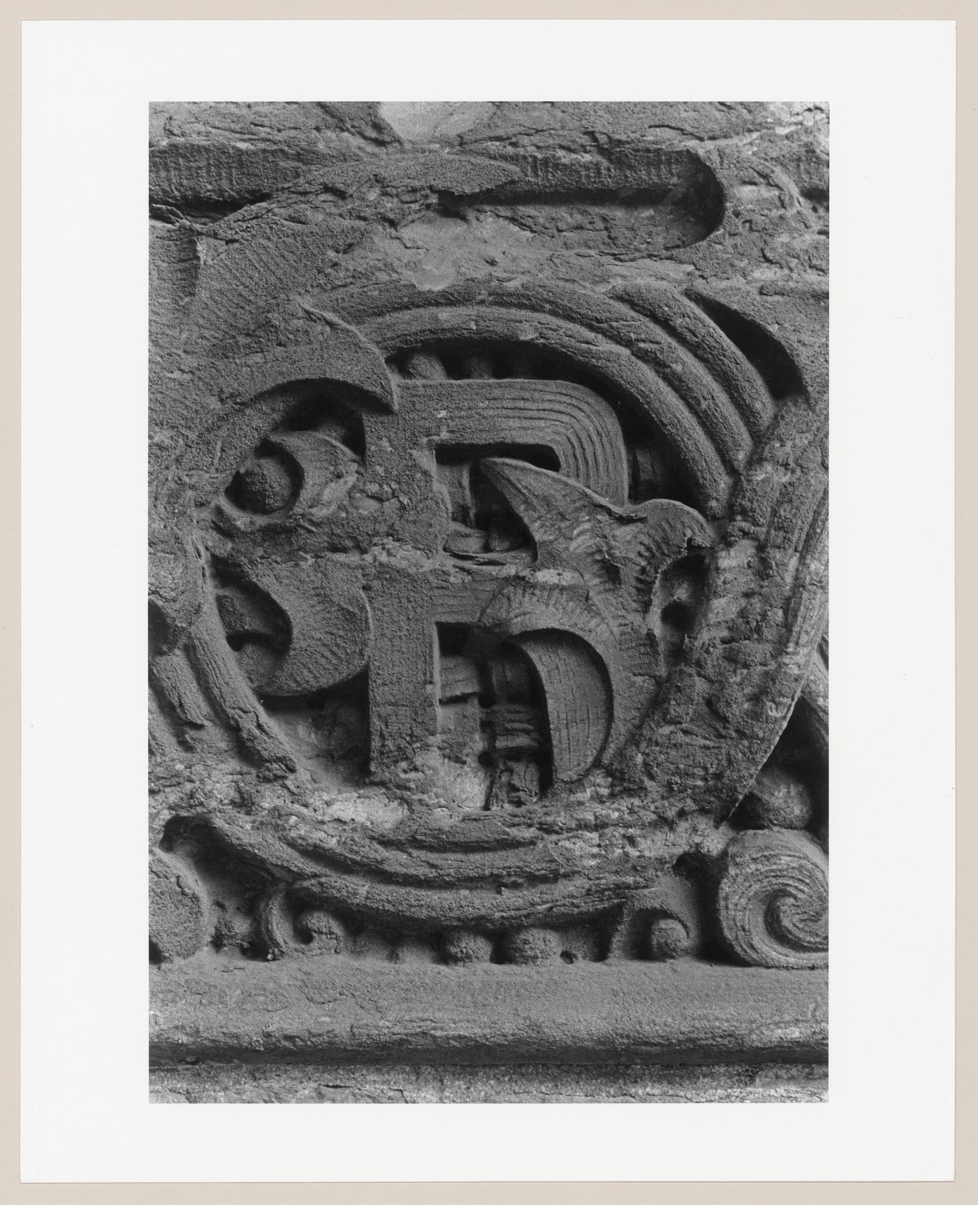 Close-up view of the "R" of the Canadian Pacific Railway monogram carved in stone at the main entrance Windsor Station, 1100 rue de la Gauchetière, Montréal, Québec