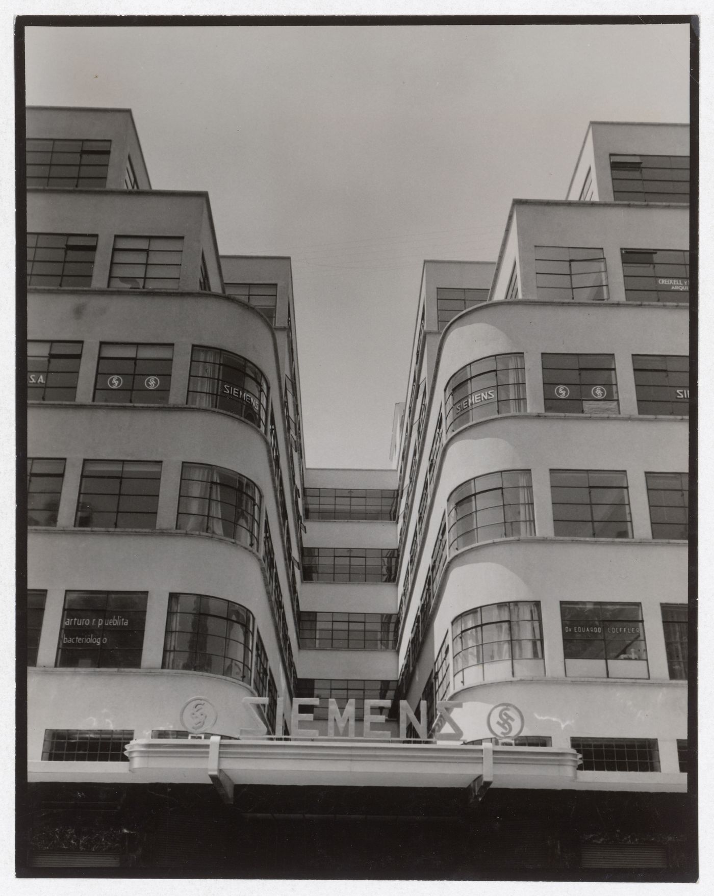 View of the façade of 30 avenue Juarez