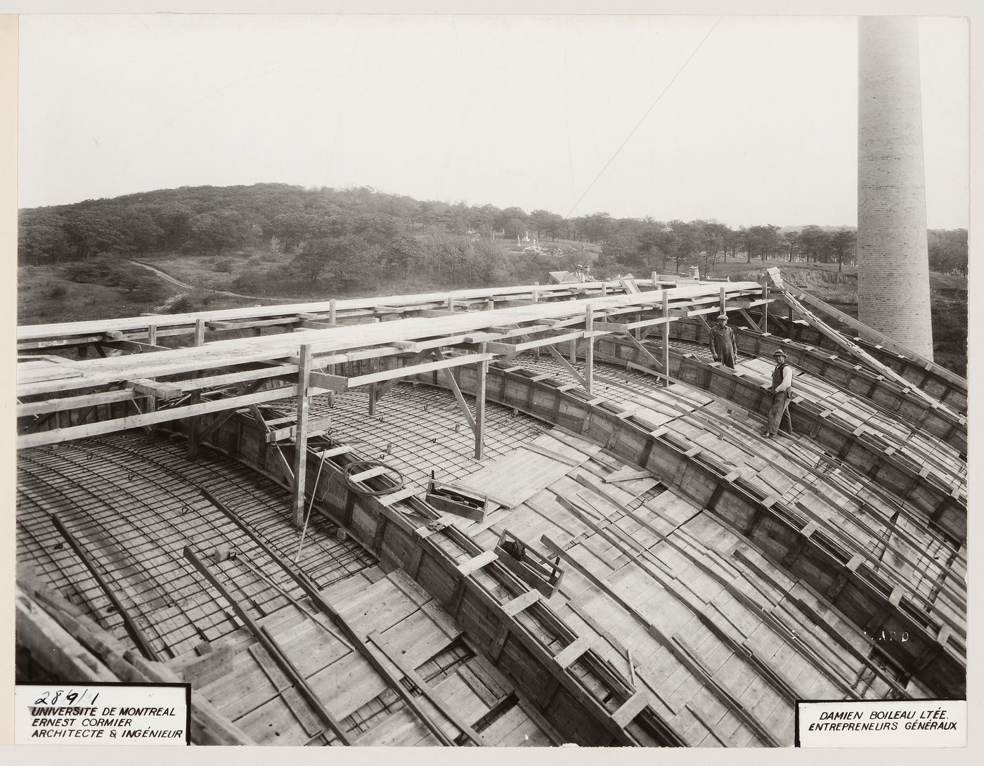 Photographie de la construction de la toiture de l'amphitéâtre, Pavillon principal et campus, Université de Montréal, Montréal, Canada