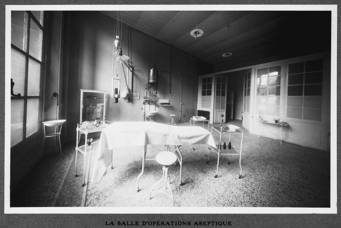 Interior view of aseptic surgical operation room in the military hospital housed in the Grand Palais during World War I, Paris, France
