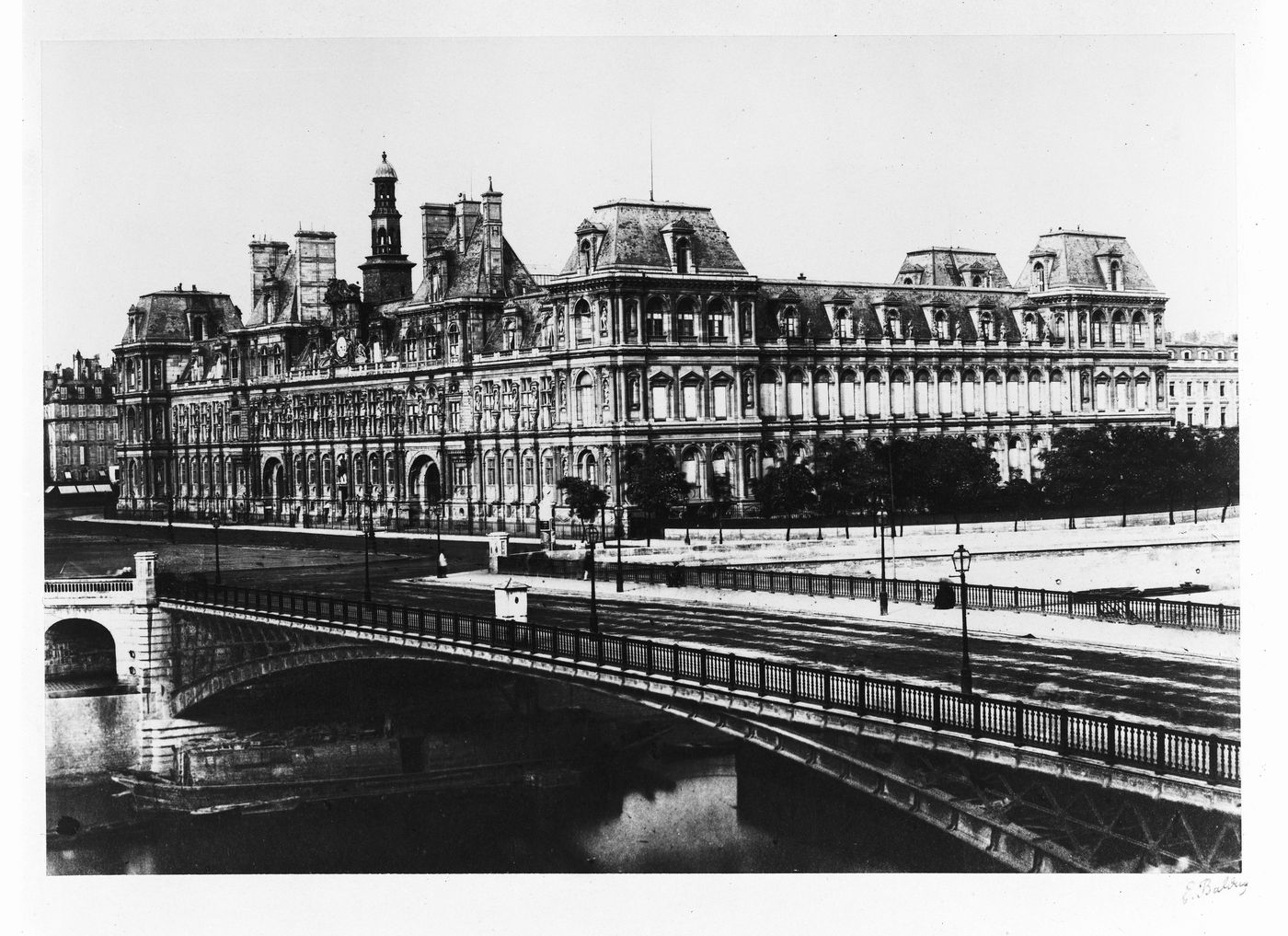 Exterior view of the Hôtel de ville, from the left bank, pont d'Arcole in the foreground, Paris, France