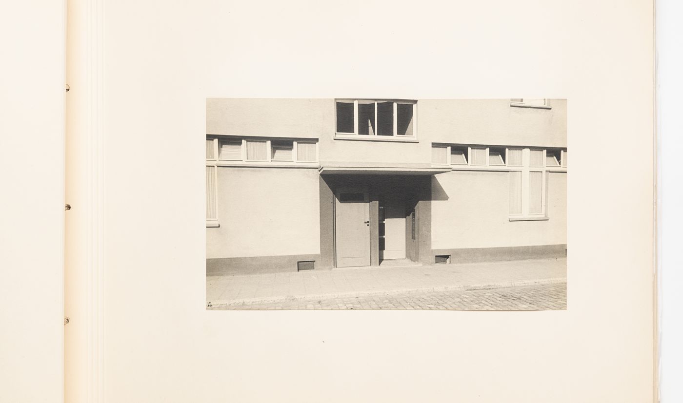 Exterior view of the entrance to a type B housing unit, Hellerhof Housing Estate, Frankfurt am Main, Germany