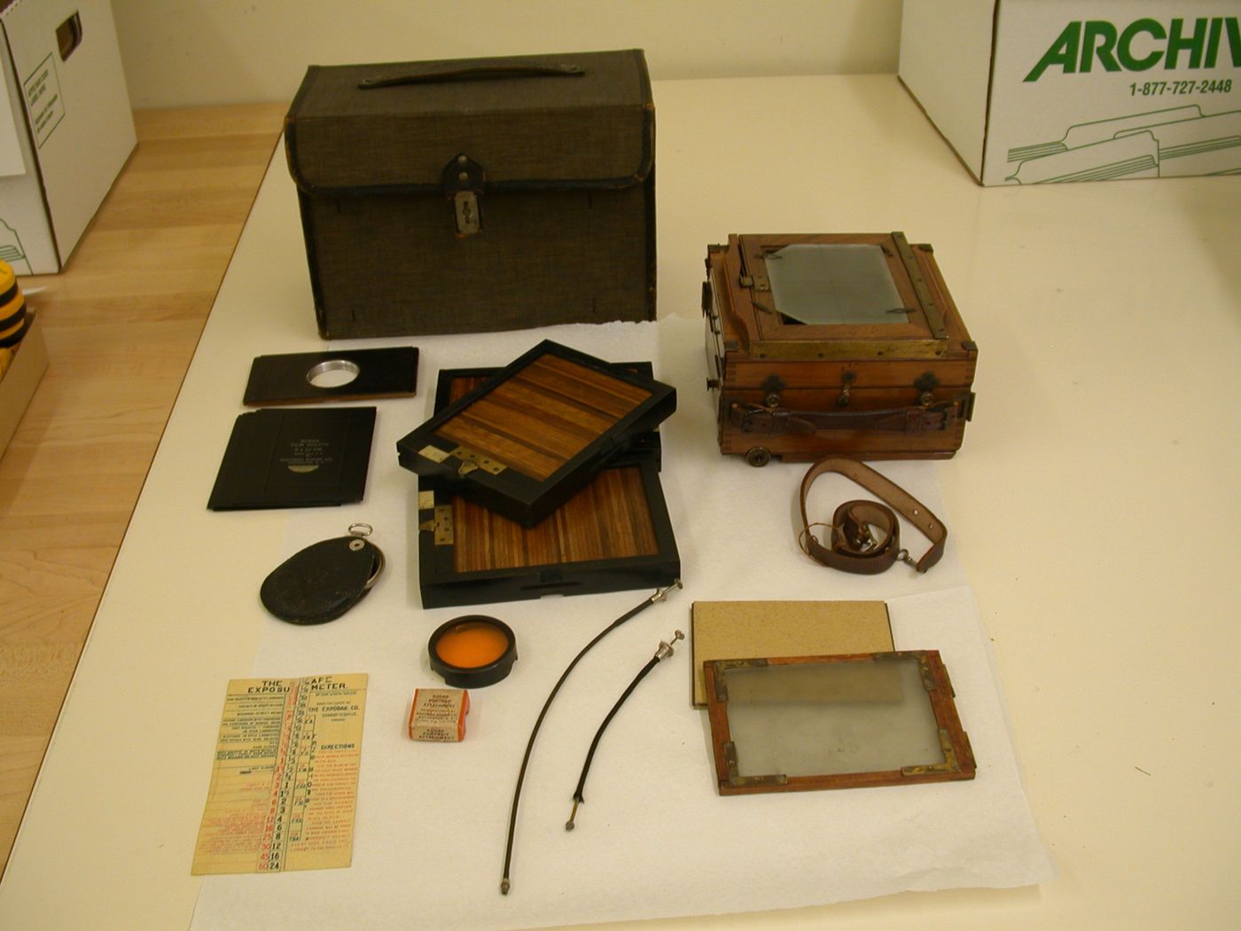 Caméra de type "chambre de campagne" et équipement photographique dans un boîtier