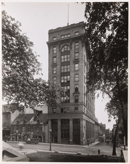 View of the principal façade of Édifice de la Sauvegarde, 150-152 rue Notre-Dame Est, Montréal, Québec