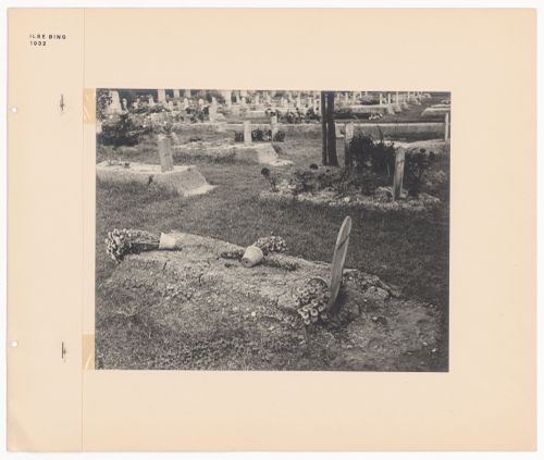 View of graves and tombstones in the New Jewish Cemetery [Neuer Jüdischer Friedhof], Frankfurt am Main, Germany