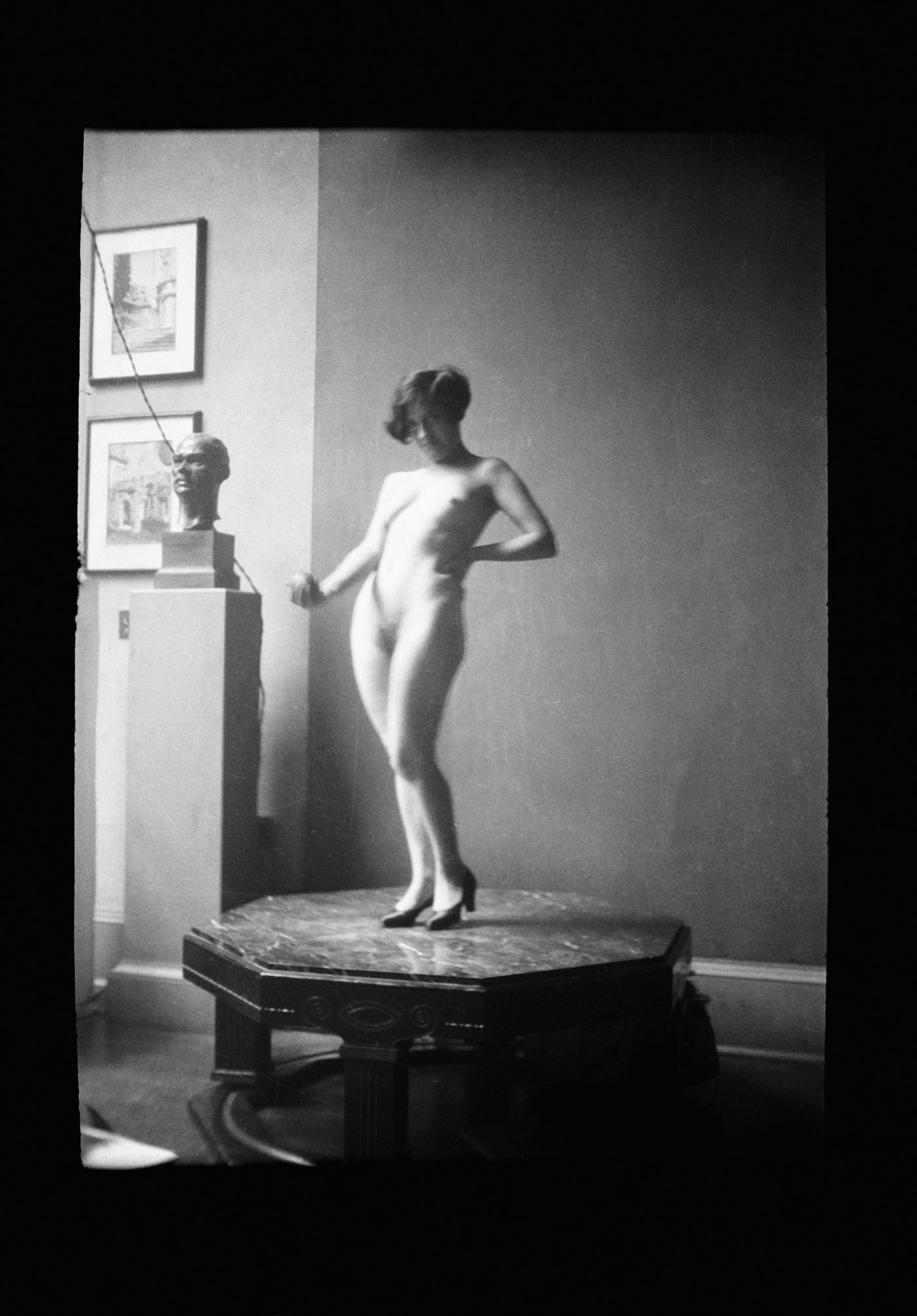 Cécile Perron posant dans l'atelier d'Ernest Cormier, Montréal