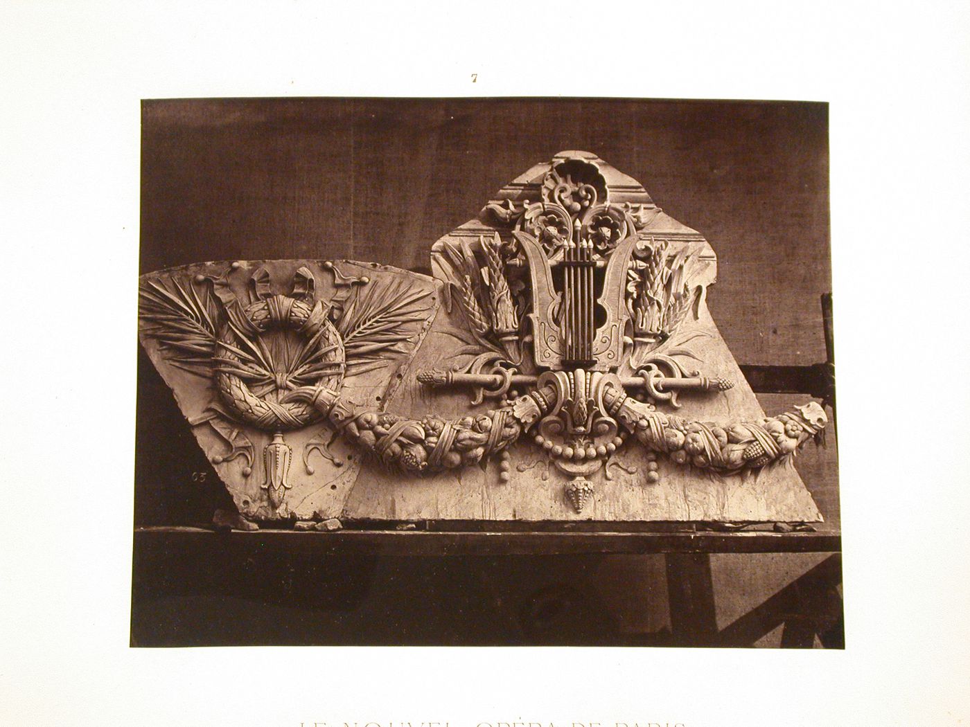 Motifs de décoration sur les piliers du vestibule circulaire