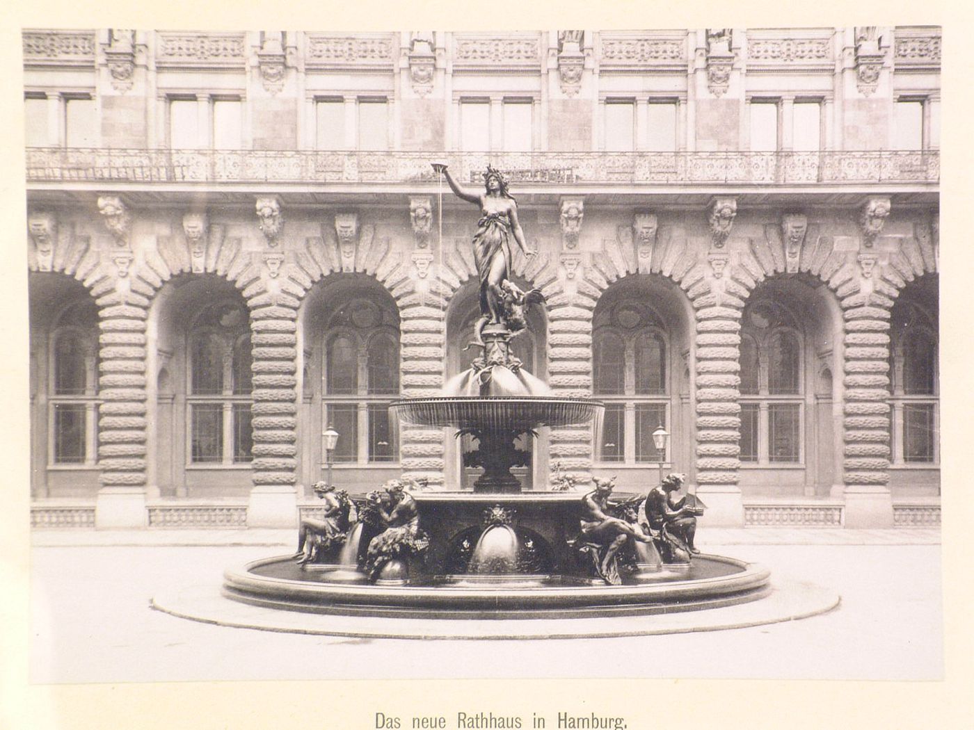 Das neue Rathaus in Hamburg Spring Brunnen in Rathhanshof