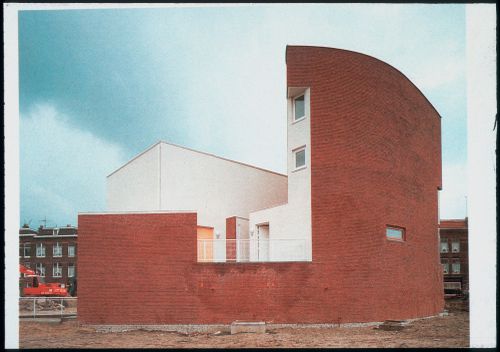 Exterior view of Duas habitações e duas lojas [Housing and shopping complex, Schilderswijk], The Hague, The Netherlands