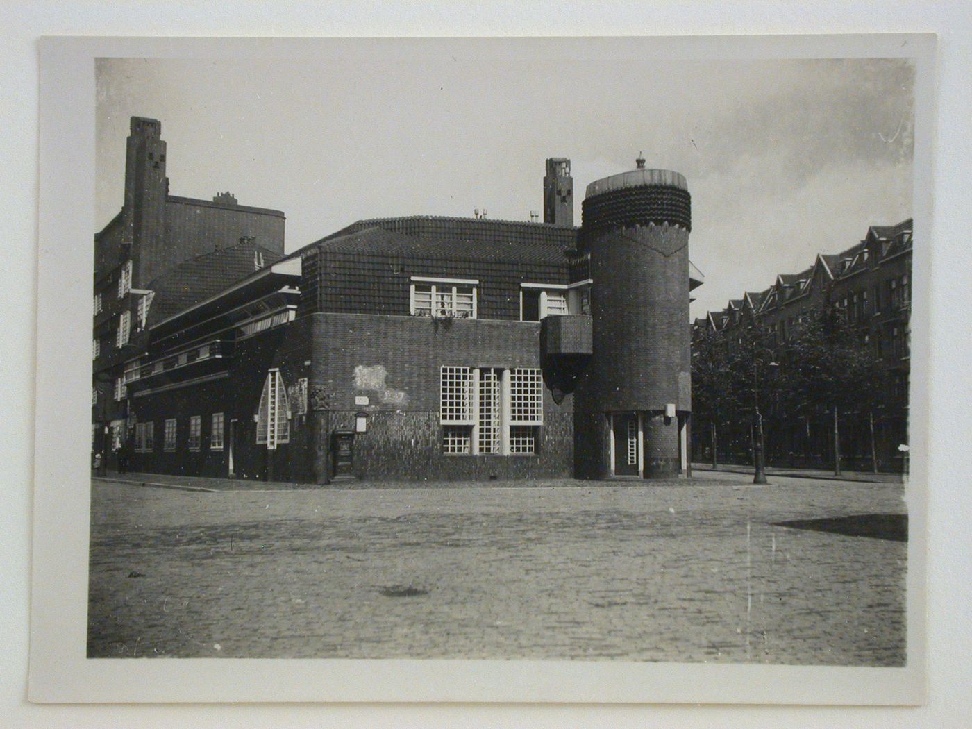 View of the principal façade of the Postkantoor [Post Office] of Block 3 (also known as Het Schip [The Ship]) of the Eigen Haard Housing Estate, Spaarndammerbuurt, Amsterdam, Netherlands