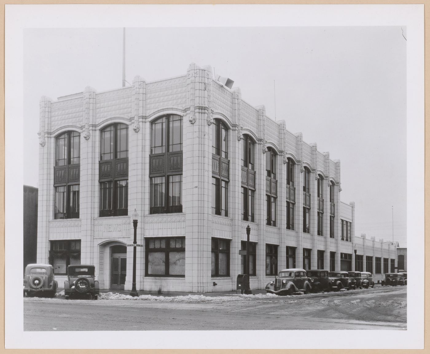 View of the principal and lateral façades of the Saginaw News Building, South Washington and Federal Avenues, Saginaw, Michigan