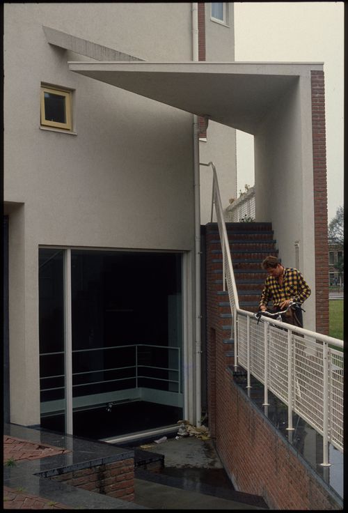 View of exterior of Duas habitações e duas lojas, The Hague, the Netherlands