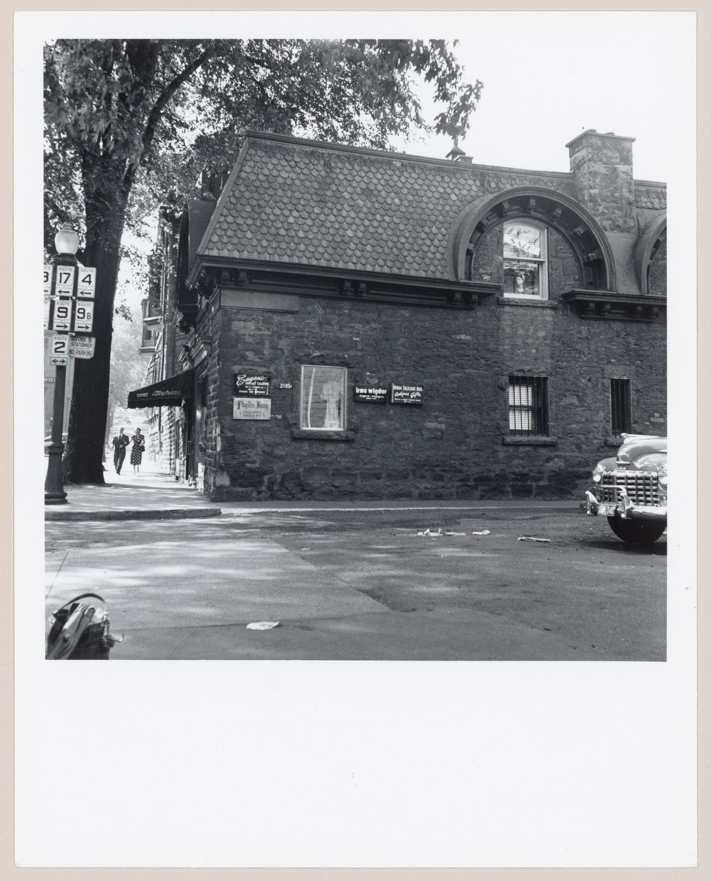 Bâtiment commercial, au coin d'une rue, Montréal, Québec